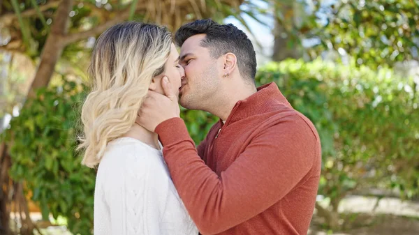 Man Woman Couple Standing Together Kissing Park — Fotografia de Stock