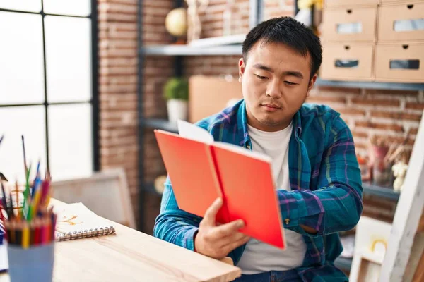 Young Chinese Man Artist Reading Book Art Studio — Foto de Stock