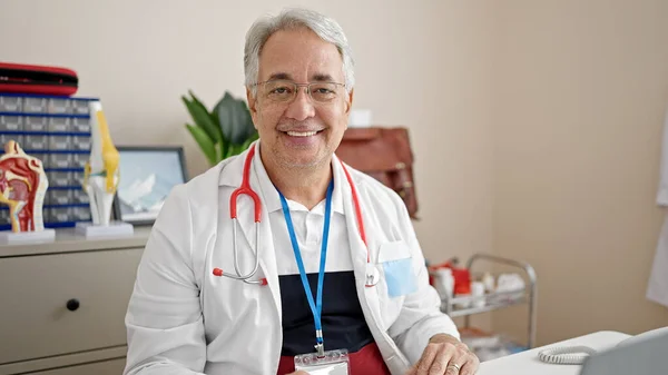 Middle Age Man Grey Hair Doctor Smiling Confident Clinic — Stock Photo, Image