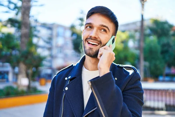 Ung Latinamerikansk Man Ler Säker Talar Smartphone Parken — Stockfoto