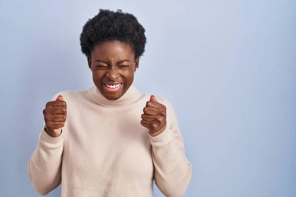 Femme Afro Américaine Debout Sur Fond Bleu Excité Pour Succès — Photo