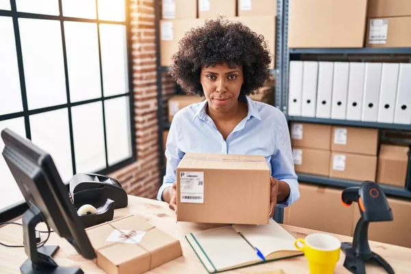 Black Woman Curly Hair Working Small Business Ecommerce Holding Box — Stock Photo, Image