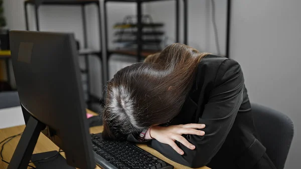 Genç Güzel Spanyol Bir Kadını Ofis Masasında Başıyla Yattığını Vurguladı — Stok fotoğraf