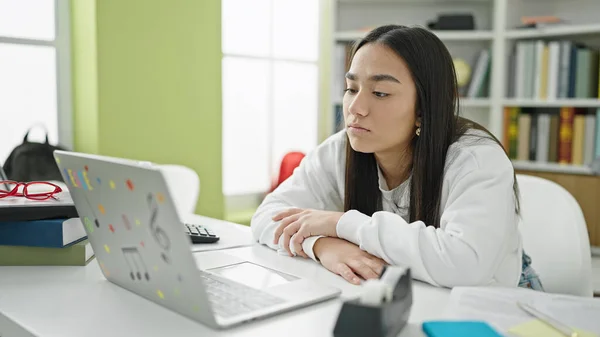 Jovem Bela Mulher Hispânica Estudante Cansado Usando Laptop Estudando Sala — Fotografia de Stock