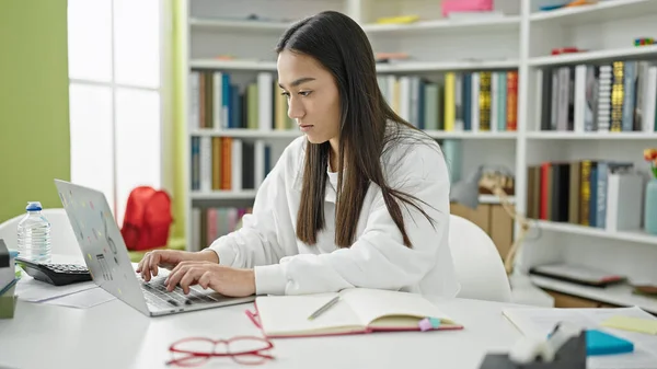 Üniversite Sınıfında Laptopunu Kullanan Güzel Spanyol Bir Kız Öğrenci — Stok fotoğraf