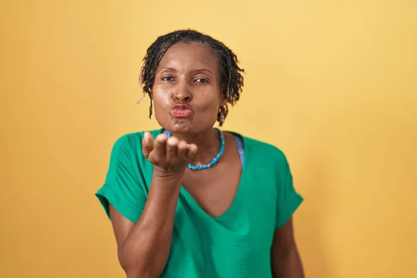 Mujer Africana Con Rastas Pie Sobre Fondo Amarillo Mirando Cámara — Foto de Stock
