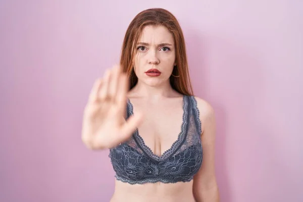Rooie Vrouw Dragen Lingerie Roze Achtergrond Doen Stoppen Met Zingen — Stockfoto