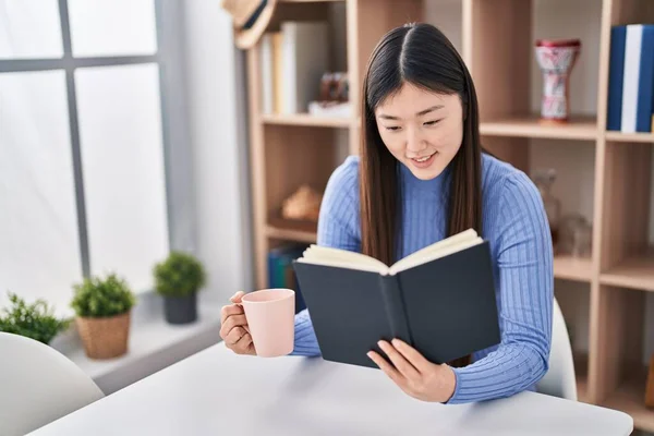 中国人女性読書本と家でコーヒーを飲む — ストック写真