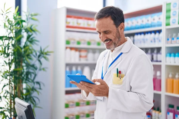 Hombre Mediana Edad Farmacéutico Utilizando Touchpad Trabajando Farmacia —  Fotos de Stock