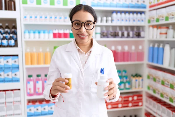 Ung Arabiska Kvinna Farmaceut Ler Säker Innehav Piller Flaskor Apoteket — Stockfoto