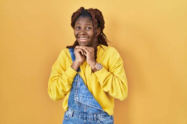Afrikaanse Vrouw Staan Gele Achtergrond Lachen Nerveus Opgewonden Met Handen — Stockfoto