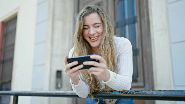 Młoda Blondynka Uśmiecha Się Pewnie Pomocą Smartfona Ulicy — Zdjęcie stockowe
