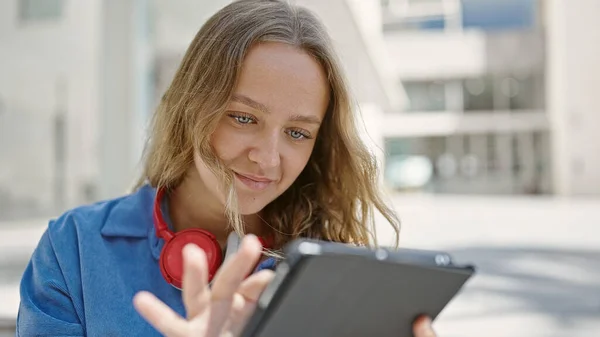 Giovane Studentessa Bionda Utilizzando Touchpad Seduto Sulle Scale All Università — Foto Stock