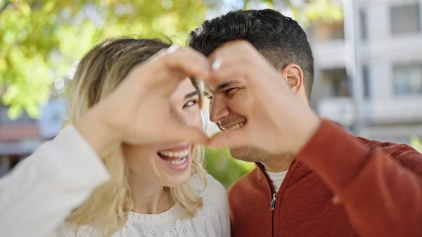 Hombre Mujer Pareja Sonriendo Confiado Haciendo Gesto Corazón Con Las —  Fotos de Stock