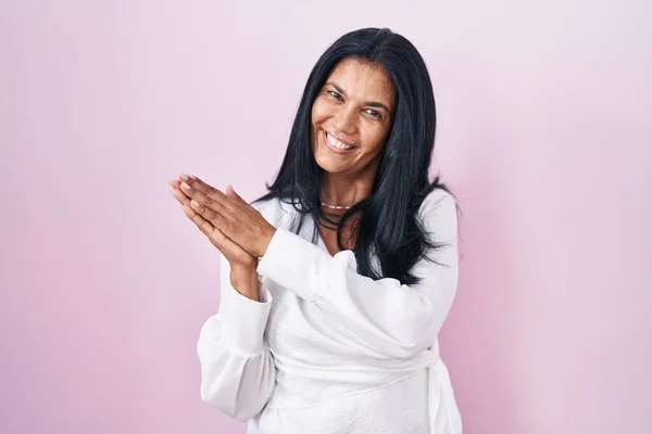 Mature Hispanic Woman Standing Pink Background Clapping Applauding Happy Joyful — Stock Photo, Image