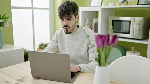 Fiatal Spanyol Férfi Használja Laptop Meglepett Arcát Ebédlőben — Stock Fotó