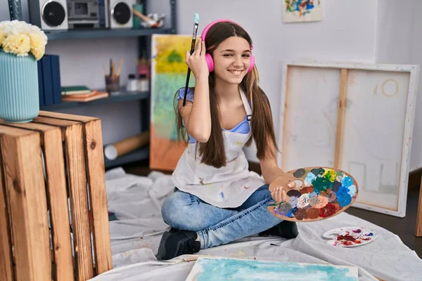 Adorable Girl Artist Listening Music Drawing Art Studio — Stock fotografie