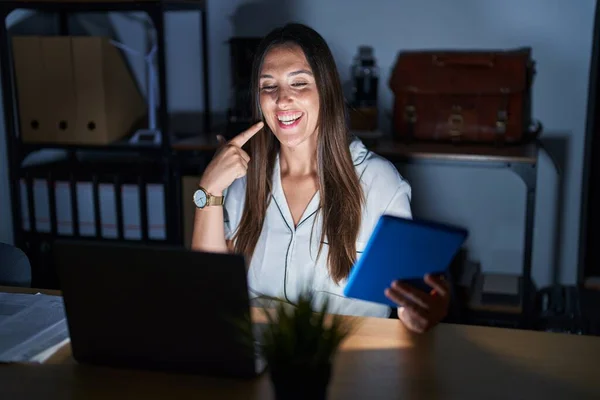 Mujer Morena Joven Que Trabaja Oficina Por Noche Sonriendo Alegre — Foto de Stock