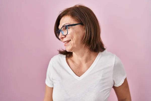 Middle Age Hispanic Woman Standing Pink Background Looking Away Side — Stockfoto