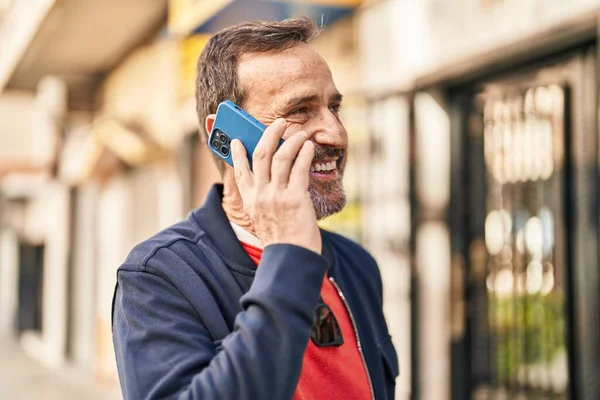 Medelålders Man Ler Säker Talar Smartphone Gatan — Stockfoto