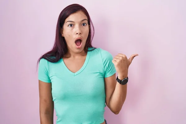 Young Hispanic Woman Standing Pink Background Surprised Pointing Hand Finger — Stock Photo, Image