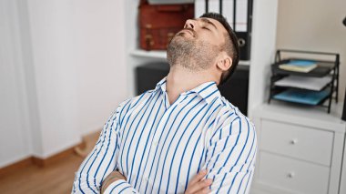 Genç İspanyol iş adamı ofiste uyuyor.