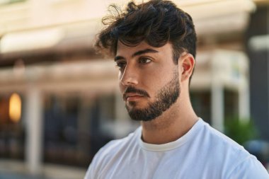 Sokakta duran gevşek yüzlü İspanyol genç adam.