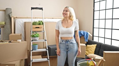 Genç, güzel, İspanyol bir kadın kendine güvenen, kendine güvenen yeni evine bakıyor.