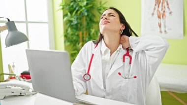 Genç, güzel İspanyol kadın doktor klinikte çalışırken rahim ağrısından dolayı stres yapmış.