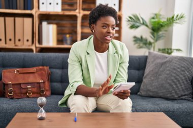 African american woman psychologist having mental session speaking at psychology center