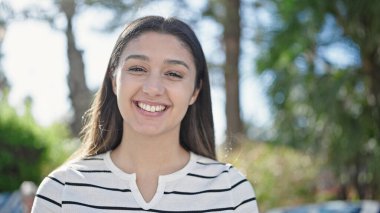 Parkta kendine güvenen güzel, İspanyol bir kadın.