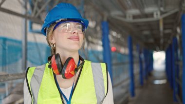 Genç sarışın mimar sokakta kendine güvenen.