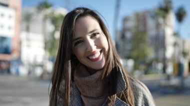 Güzel İspanyol kadın sokakta kendine güvenerek gülümsüyor