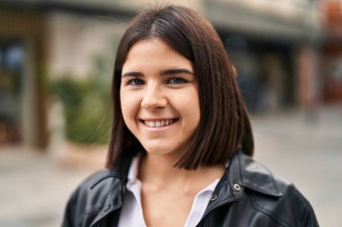 Sokakta kendine güvenen güzel İspanyol bir kadın.