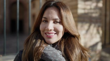 Sokakta kendine güvenen güzel İspanyol bir kadın.