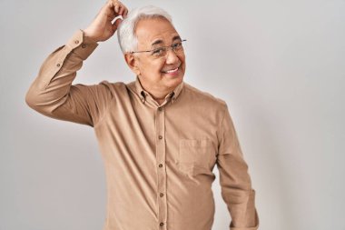 Gözlük takan İspanyol kıdemli bir adam kafasını karıştırır ve soru sorar. Şüpheyle kararsız, kafa kafaya düşünerek. Düşünceli kavram. 