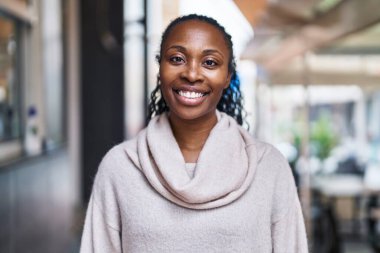 Sokakta kendine güvenen Afrikalı Amerikalı kadın gülümsüyor