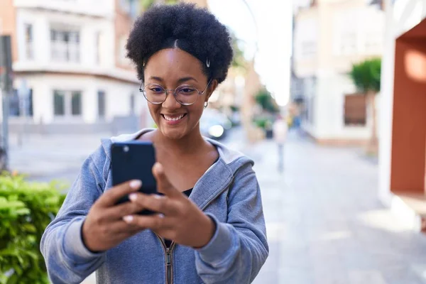Afričanky Americká Žena Úsměvem Sebevědomě Pomocí Smartphone Ulici — Stock fotografie