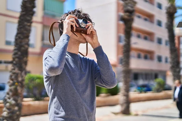 Junger Hispanischer Mann Benutzt Oldtimer Kamera Park — Stockfoto