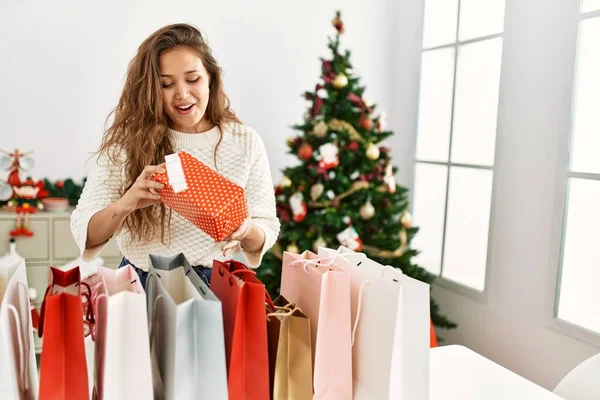 Young Beautiful Hispanic Woman Smiling Confident Holding Christmas Gift Home — Photo
