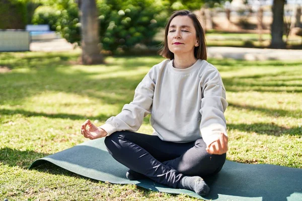 Frau Mittleren Alters Lächelt Selbstbewusst Beim Yoga Training Park — Stockfoto