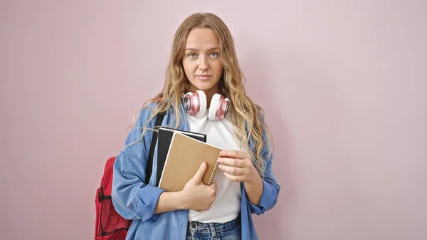 Молода Студентка Блондинки Стоїть Серйозним Виразом Над Ізольованим Рожевим Тлом — стокове фото