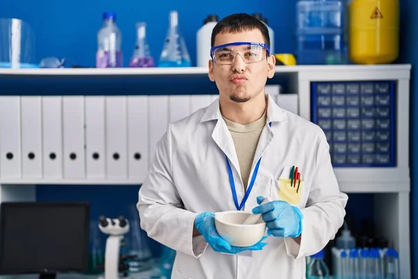 Homem Árabe Jovem Trabalhando Laboratório Cientista Olhando Para Câmera Soprando — Fotografia de Stock