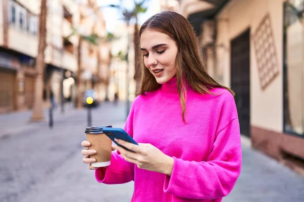 Jovem Mulher Usando Smartphone Beber Café Rua — Fotografia de Stock