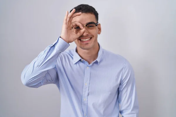 Bonito Homem Hispânico Vestindo Roupas Negócios Óculos Fazendo Gesto Com — Fotografia de Stock