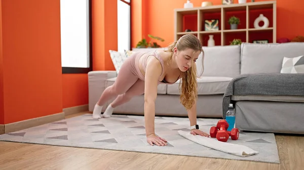 Young Blonde Woman Training Core Exercise Home — Stock Photo, Image