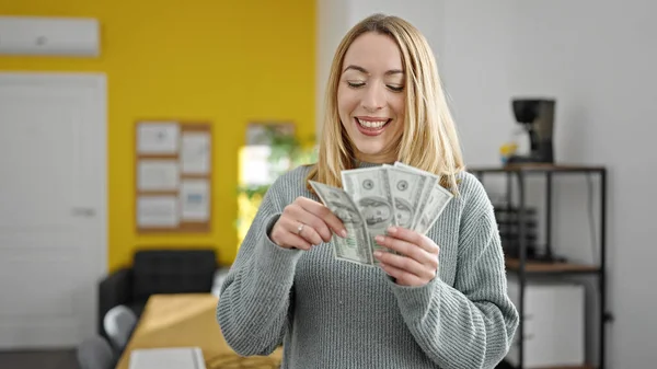 Ung Blond Kvinna Företagare Räkna Dollar Kontoret — Stockfoto