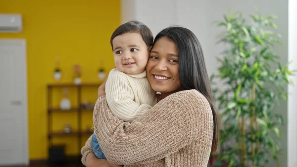Matka Syn Usmívají Sebejistě Objímají Doma — Stock fotografie