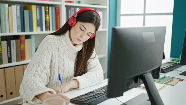 Junge Schöne Hispanische Studentin Mit Computer Schreiben Auf Notebook Hörsaal — Stockfoto