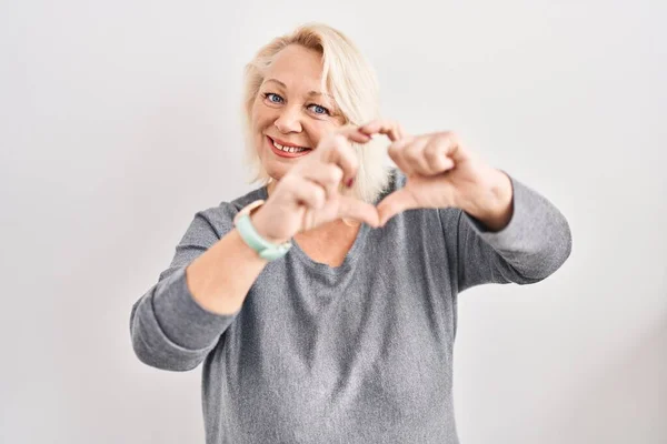 Orta Yaşlı Beyaz Arka Planda Duran Beyaz Bir Kadın Sevgiyle — Stok fotoğraf
